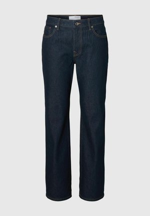 Jean droit en denim bleu foncé avec cinq poches, fermeture par boutons et surpiqûres contrastées, présenté sur un fond uni.