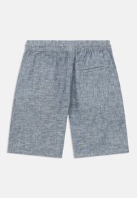 Shorts in lino grigio con vita elastica, vestibilità comoda e una tasca posteriore singola. Il tessuto presenta un sottile motivo testurizzato.