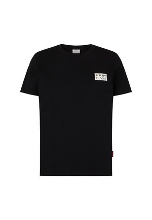 Schwarzes Baumwoll-T-Shirt mit kurzen Ärmeln und Rundhalsausschnitt. Mit einem weißen Logo-Patch auf der linken Brust und einem roten Markenlabel an der Seite.