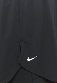 Mustat urheilushortsit halkiosuunnittelulla, valmistettu kevyestä kankaasta. Ominaisuuksia on pieni valkoinen Nike-logo alareunassa.