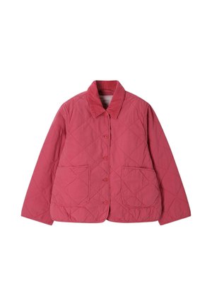 Veste rouge matelassée avec col en velours côtelé, boutons à l'avant et deux grandes poches plaquées à l'avant, présentée à plat sur fond blanc.