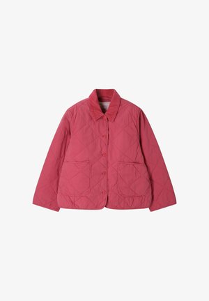 Veste rouge matelassée avec col en velours côtelé, boutons à l'avant et deux grandes poches plaquées à l'avant, présentée à plat sur fond blanc.