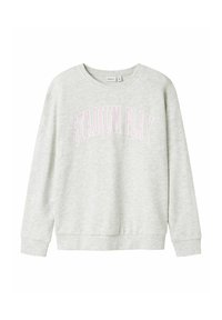 Sudadera gris clarito con cuello redondo, mangas largas y dobladillo acanalado. Presenta "STADIUM PLAY" impreso en rosa en el pecho.