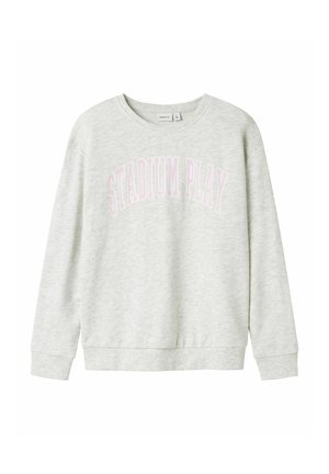Sweatshirt gris clair avec un col rond, des manches longues et un ourlet côtelé. Présente l'inscription "STADIUM PLAY" en rose sur la poitrine.
