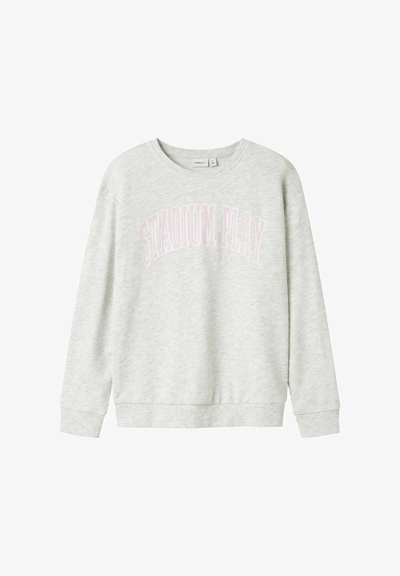 Sudadera gris clarito con cuello redondo, mangas largas y dobladillo acanalado. Presenta "STADIUM PLAY" impreso en rosa en el pecho.