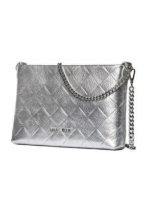 Pochette en cuir métallisé argenté avec motif matelassé et bandoulière chaîne argentée, marquée "Marc Ellis" au centre devant.