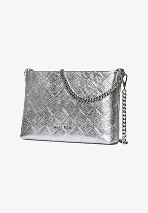 Pochette en cuir métallisé argenté avec motif matelassé et bandoulière chaîne argentée, marquée "Marc Ellis" au centre devant.