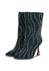 Ghete verzi din piele intoarsă, cu un model ondulat de ținte aurii, vârf ascuțit și toc subțire, metalic. Suprafața texturată sporește interesul vizual.