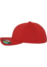 Piros baseballsapka sima szövetfelülettel, lapos ernyővel és kerek koronával, amelyen egy színes, kör alakú logómatrica található az ernyőn.