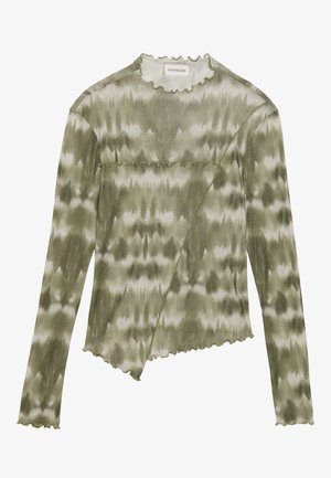 Długo rękawowy, zielony top w tie-dye z falbaniastym dekoltem i dołem. Posiada ukośny szew z teksturowanymi akcentami w miękkim, lekkim materiale.