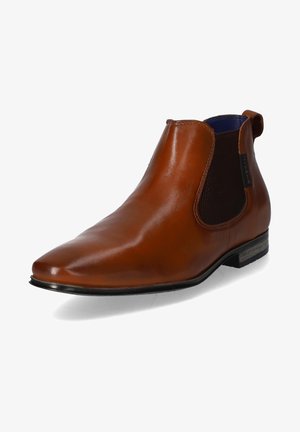 Stivaletto Chelsea da uomo in pelle marrone lucida con pannello laterale elastico e tacco basso impilato, inclinato per mostrare il lato esterno.
