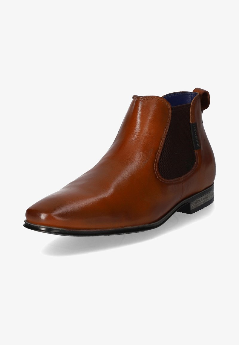 Botte Chelsea pour homme en cuir marron poli avec panneau latéral élastique et petit talon empilé, inclinée pour montrer le côté extérieur.