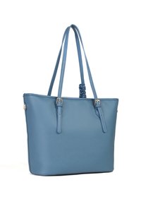 Borsa tote in pelle blu con doppie tracolle e fibbie dorate su uno sfondo bianco.