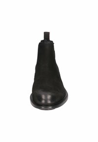 Botas de tobillo de cuero negro con una textura suave, punta redonda, paneles laterales elásticos y una lengüeta en la parte trasera para un fácil calzado.