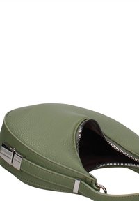 Borsa a mano in pelle verde con superficie testurizzata, forma ovale, chiusura con zip e dettagli metallici. Interno visibile, rivestito con fodera scura.