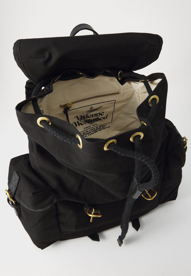 Zaino in canvas nero con design a risvolto, hardware dorato, chiusura con cordoncino e interno foderato con tasca con zip.