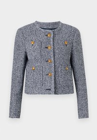 Γυναικείο κοντό σακάκι σε μπλε ναυτικό και άσπρο τουίντ με στρογγυλή λαιμόκοψη και έξι μεγάλα χρυσά διακοσμητικά κουμπιά στο μπροστινό μέρος.