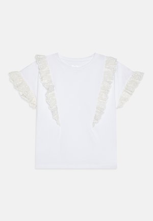 Camiseta blanca de manga corta con volantes decorativos de encaje en los hombros. Material de algodón suave, corte relajado y escote redondo.