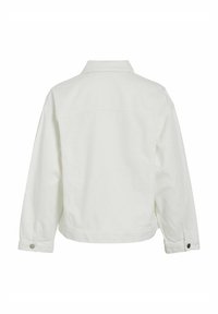 Vit denimjacka med krage, långa ärmar och knäppte ärmslut. Har en rak skärning och ryggsöm detaljer.