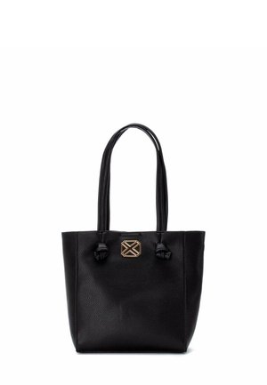 Bolso tote de cuero negro con superficie texturizada, dos asas cortas y un acento de logotipo en tono dorado en la parte frontal. Diseño simple y rectangular.