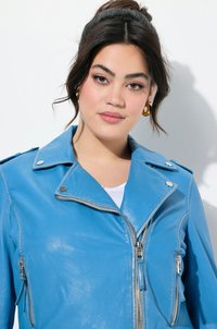 Blaue Leder-Motorradjacke mit Reißverschlusstaschen, silberfarbener Hardware und aufgesetztem Kragen. Glatte Textur und taillierter Schnitt.