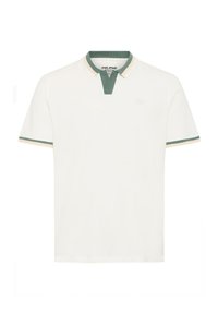 Camisa polo blanca con acentos en verde y crema, con un pequeño placket y cuello de canalé. Textura suave, corte clásico.