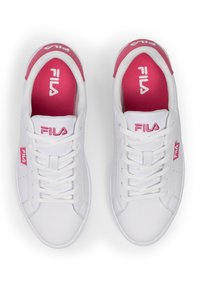 Sneaker bianche con accenti rosa. Parte superiore in sintetico liscio, chiusura con lacci, collo e linguetta imbottiti, logo sulla linguetta e sul lato, dettagli perforati.