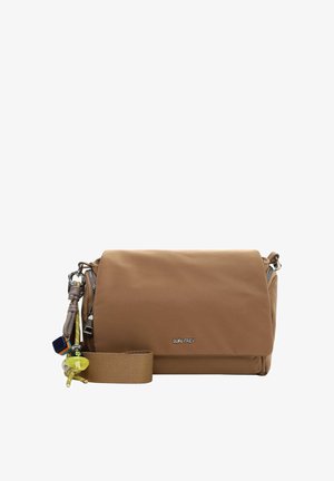 Bruine crossbodytas met klep, afneembare riem, decoratieve kralen en bedel als sleutelhanger aan de zijkant, en metalen merkembleem aan de voorkant.