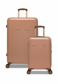 Twee hard-shell koffers van roségoud met vier wielen en uitschuifbare handvatten, gemarkeerd met "SUITSUIT" in reliëfletters.