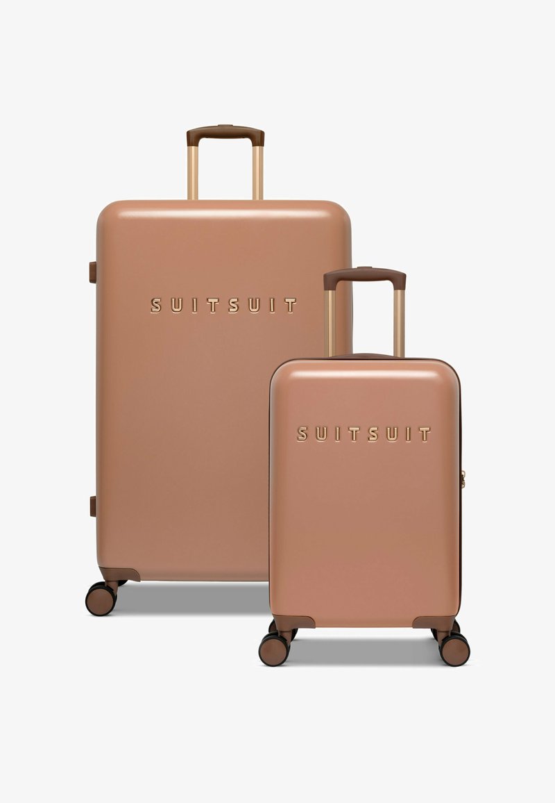 Twee hard-shell koffers van roségoud met vier wielen en uitschuifbare handvatten, gemarkeerd met "SUITSUIT" in reliëfletters.