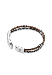 Bracciale in cuoio intrecciato marrone con accenti in metallo argentato e un sistema di chiusura. Presenta perline rotonde nere tra i fili di pelle.