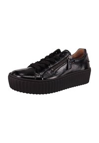 Baskets en cuir verni noir avec un système de laçage sur le devant, détail de zip sur le côté et semelle plateforme texturée. Fini lisse avec accent de semelle striée.