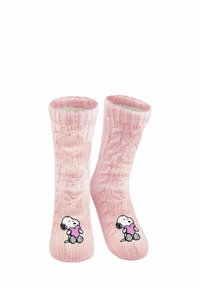 Calze rosa lavorate a maglia con motivo a trecce, dotate di una grafica di un personaggio dei cartoni animati che tiene un cuore sulla suola. Tessuto morbido e testurizzato.