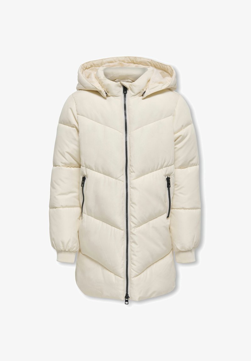 Lange crèmekleurige gewatteerde winterjas met capuchon, volledige ritssluiting aan de voorkant en ritssluitingen aan de zijzakken, getoond op een witte achtergrond.