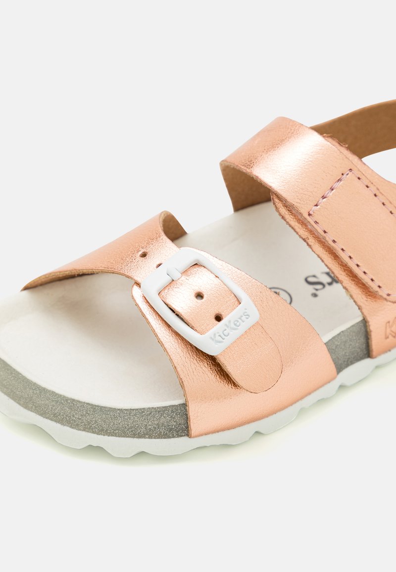 Kickers SUNKRO Argenté - Chaussures Sandale Enfant 38,50 Kickers SUNKRO Argenté - Chaussures Sandale Enfant 38,50