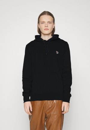 Zwarte hoodie met een voorzak, trekkoordcapuchon en een klein embleem op de borst. Soepele textuur, met ribgebreide manchetten en onderrand.