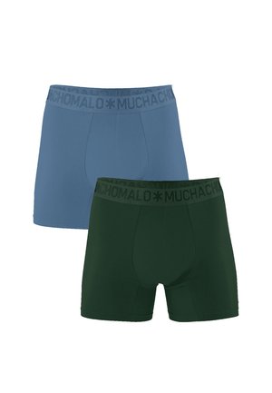 Dva páry boxeriek: jedny svetlomodré a jedny tmavozelené. Obidve majú kontrastný čierny pás s nápisom "MUCHACHO".