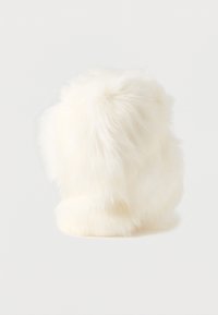 Biela klobúk z umelého kožušiny s nadýchanou textúrou, guľatým tvarom a jemným povrchom. Dizajn neobsahuje žiadne viditeľné kovanie alebo ozdoby.