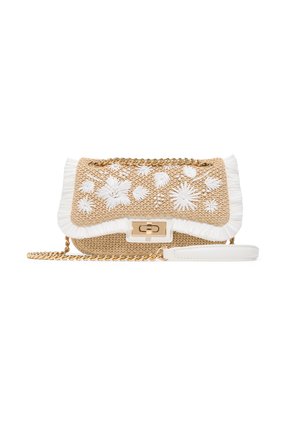 Bolso tejido beige con bordado floral blanco, ribete de flecos blancos, cierre giratorio dorado y cadena dorada con almohadilla de cuero blanca para el hombro.