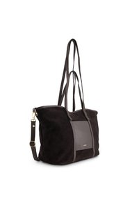 Schwarze Wildleder-Shopper-Tasche mit Lederakzenten, zwei Griffen, abnehmbarem Riemen und einer glatten Vorderseite mit goldenem Logo.