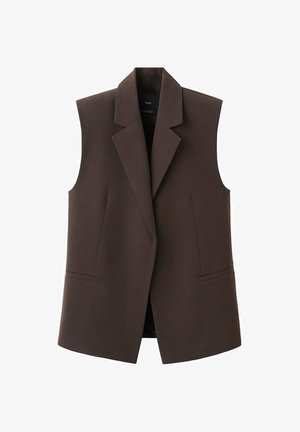 Gilet senza maniche marrone scuro su misura con ampie bavero, davanti aperto e due tasche orizzontali a fessura su ciascun lato.