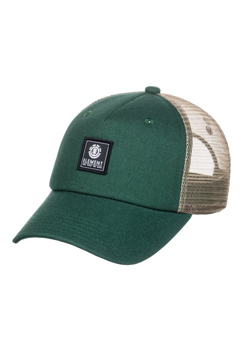 Cappellino da baseball verde con retro in rete beige, caratterizzato da una toppa quadrata nera sul davanti e una visiera curva. Tessuto testurizzato e dettagli di cucitura.