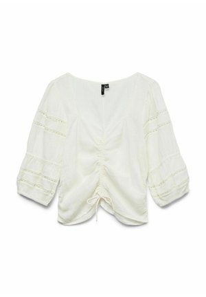 Hvid bluse med rund udskæring, trekvart lange puffærmer og struktureret stof. Har samlingsdetaljer og justerbare snore i taljen.