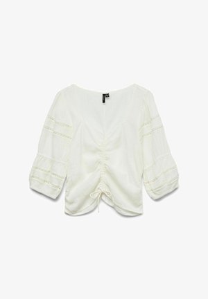 Hvid bluse med rund udskæring, trekvart lange puffærmer og struktureret stof. Har samlingsdetaljer og justerbare snore i taljen.