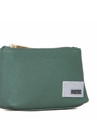Bolso texturizado verde hecho de material resistente con un zipper dorado y una etiqueta blanca que presenta "RENEW VITA" en negro.