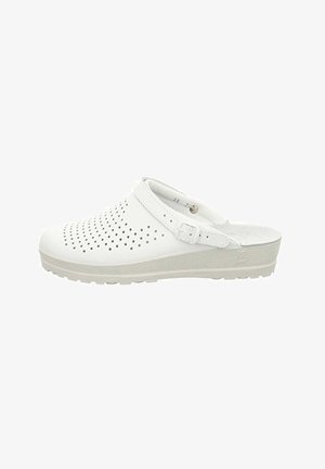 Weiße Clogs mit einem perforierten Obermaterial, einem Schnallenriemen, flacher Sohle und strukturiertem hellgrauen Boden. Geeignet für legere Outfits und leicht zu reinigen.