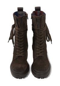 Hnědé semišové šněrovací boty s texturovaným povrchem, vyznačující se polstrovaným límcem, bočním zipem a barevným vzorovaným podšívkou.