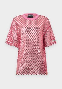 Ροζ κοντομάνικο τοπ από δίχτυ με επικάλυψη διαμαντένιου μοτίβου και εσωτερική στρώση με γυαλιστερά παγιέτα, στρογγυλή λαιμόκοψη, ετικέτα Versace Jeans Couture.