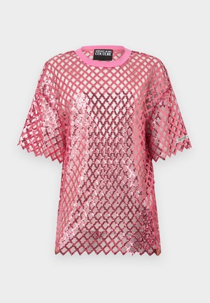 Top rosa de manga corta con malla y superposición de patrón de diamantes, capa interior brillante con lentejuelas, escote redondo, etiqueta de Versace Jeans Couture.