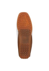 Braune und weiße perforierte Leder-Schuhsohle mit einem strukturierten orangefarbenen Gummigriffmuster und geprägtem Logo.